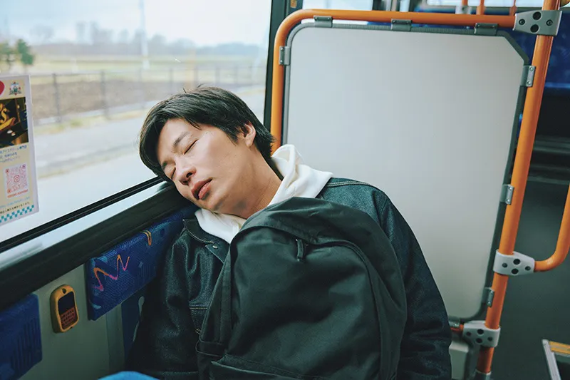 【写真】バスの車内でスヤスヤ…田中圭の無防備な寝姿ショット