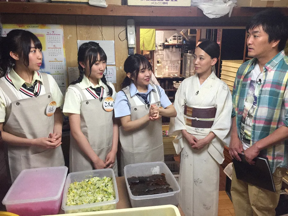 (写真左から)日高優月、白井琴望、山田樹奈らがひつまぶしの名店「あつた蓬莱軒」を訪問