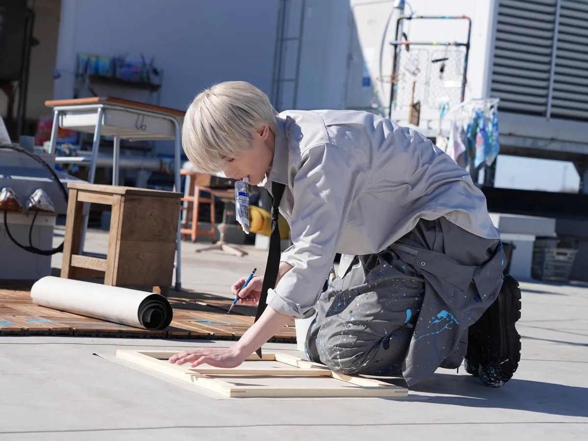 【写真】白岩瑠姫“青磁”が、屋上で絵画用のキャンバスを器用に組み立てる
