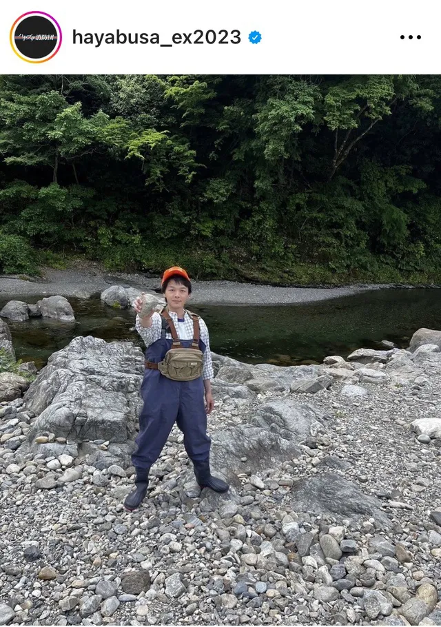 【写真】中村倫也“三馬太郎”が川辺で石を差し出す姿が少年のよう