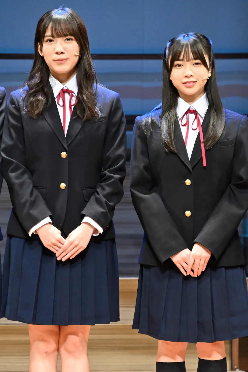 フォトセッションに高校の制服衣装で登場した森本茉莉と山口陽世