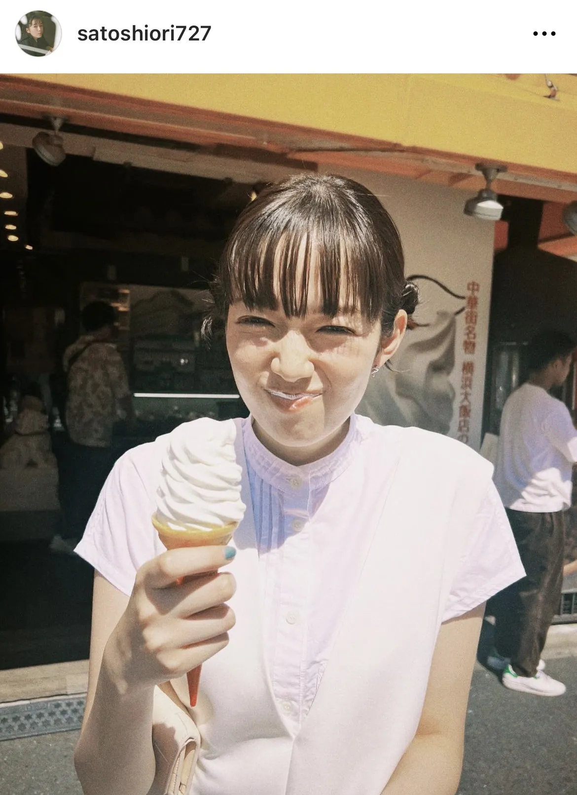 ソフトクリームをもって満面の笑みを見せる佐藤栞里