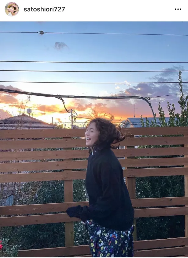 佐藤栞里、美しい夕焼けをバックに笑顔でジャンプ
