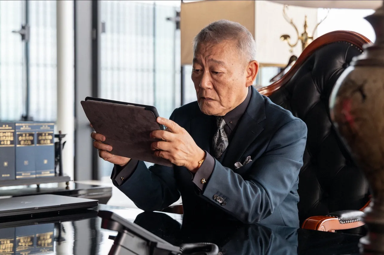 日本最大のIT企業「ドラゴンバンク」を一代で築き上げた経営者・黒龍(國村隼)「トリリオンゲーム」第1話より