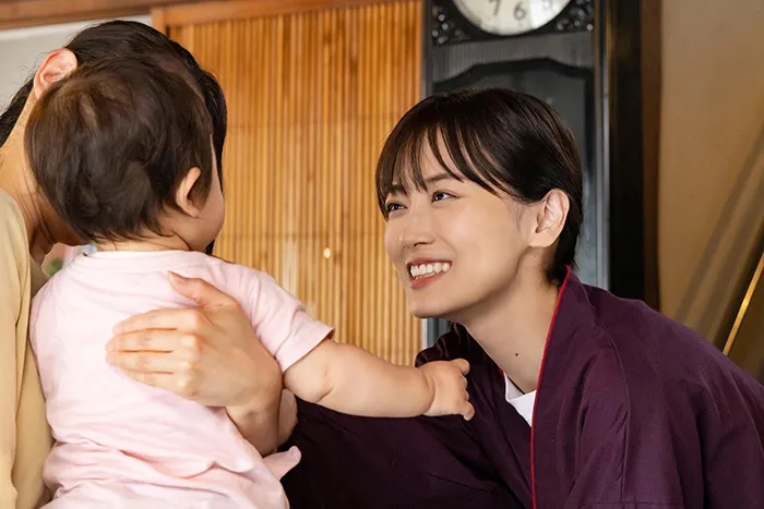 【写真】赤ちゃんをあやす笑顔の山下美月“晃”