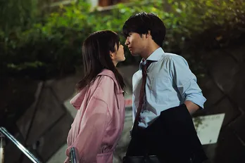 赤楚衛二“向井”に久間田琳加“アン”がキス 新たな恋の予感も次なる壁が「誠実ってなんだっけ?」<こっち向いてよ向井くん>