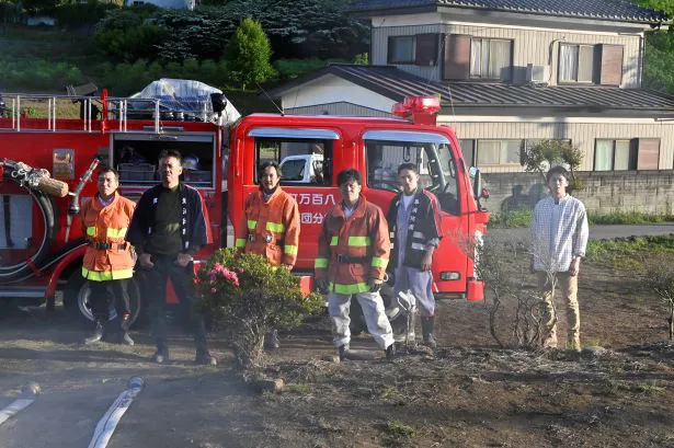 【写真】ぼう然…！立ちすくんでしまう太郎(中村倫也)とハヤブサ消防団たち