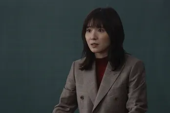 松岡茉優“九条”「あなたたちのために、何でもします」“死ぬ気”で生徒と向き合う新時代の学園ドラマが開幕＜最高の教師＞