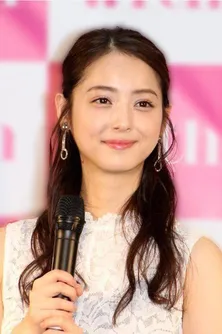 佐々木希、シンプルだけど後ろは全開露出…美背中を大胆披露した色っぽショットに「背中まで綺麗」と反響