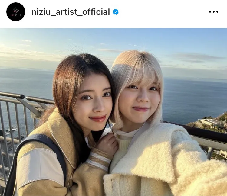 湘南の美しい海を背景にツーショット撮影をする NiziU・リマとリク
