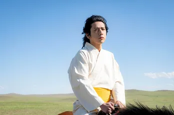 二宮和也、日曜劇場『VIVANT』にサプライズ登場　役所広司を“父”と呼ぶ謎の男役「驚いてもらえたらうれしい」