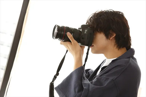 矢本さんを撮影中。矢本さんから「撮ってるおまえも（カメラマンに）撮られてるんだね」と言われ爆笑
