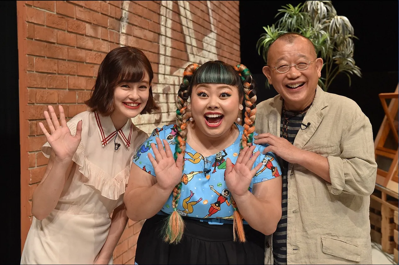 「A-Studio」に登場した渡辺直美(中)。MCの笑福亭鶴瓶(右)とアシスタントのemma(左)も大歓迎！