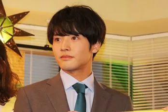 短パン姿の赤楚衛二にギュッとする財前直見&藤原さくらの“向井くん”親子3ショットが「ほんわか」<こっち向いてよ向井くん>