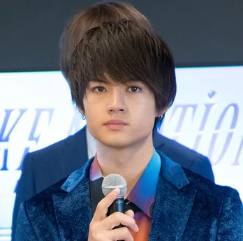 佐野勇斗、ガラッとイメージ一変 クールに決めたメガネ姿に反響「色気全開な表情が最高」「ギャップの塊」