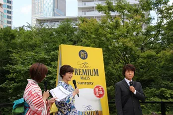 上川隆也、スーツに緑のエプロン姿でバーベキュー!?