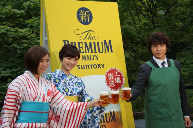 イベントの開催と「遺留捜査」のスタートを祝って乾杯する上川と山本雪乃、宇賀なつみ両アナウンサー