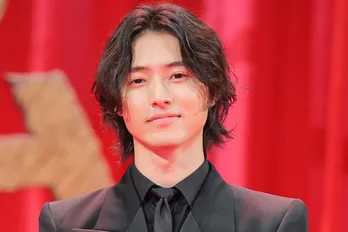 山崎賢人、岡山天音と仲良さげに肩を組んだ2ショット公開「どんな表情もイケメン」との声