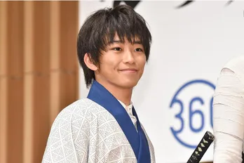 加藤清史郎、弟・憲史郎のポスターと写真を撮る“オト活”姿に「ほっこり」「兄弟揃ってイケメン」の声