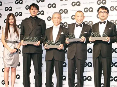 「GQ Men of the Year2009」の授賞式に出席した黒木メイサ、岩隈久志選手、原田泳幸社長、三谷幸喜、笑福亭鶴瓶（左から）