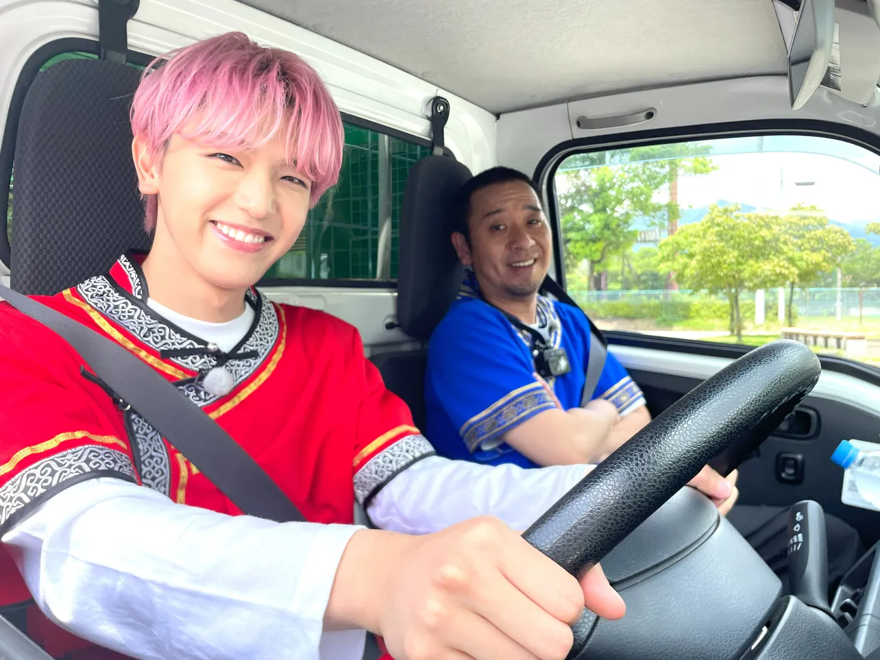 【写真】INI・高塚大夢、初めて軽トラを運転するも笑顔