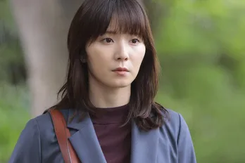 松岡茉優“九条”、家庭訪問と称して親の借金に苦しむ山時聡真“瓜生”のアパートに乗り込む＜最高の教師＞