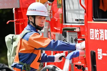 中村倫也“太郎”と再会した謎の美女・川口春奈“彩”が意味ありげな言葉を放つ「無実が証明されますね」<ハヤブサ消防団>