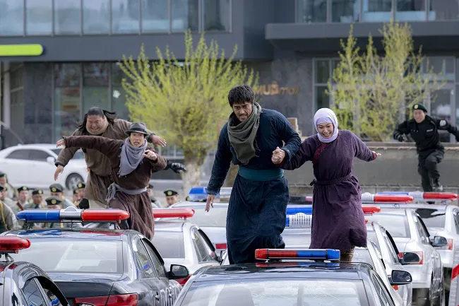 【写真】スリル満点！車の上を懸命に走る堺雅人“乃木”ら