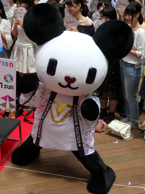 【写真を見る】イベントに登場した“テレビ朝日マスコットキャラクター・ゴーちゃん。”を平野が優しくエスコートする一幕も！