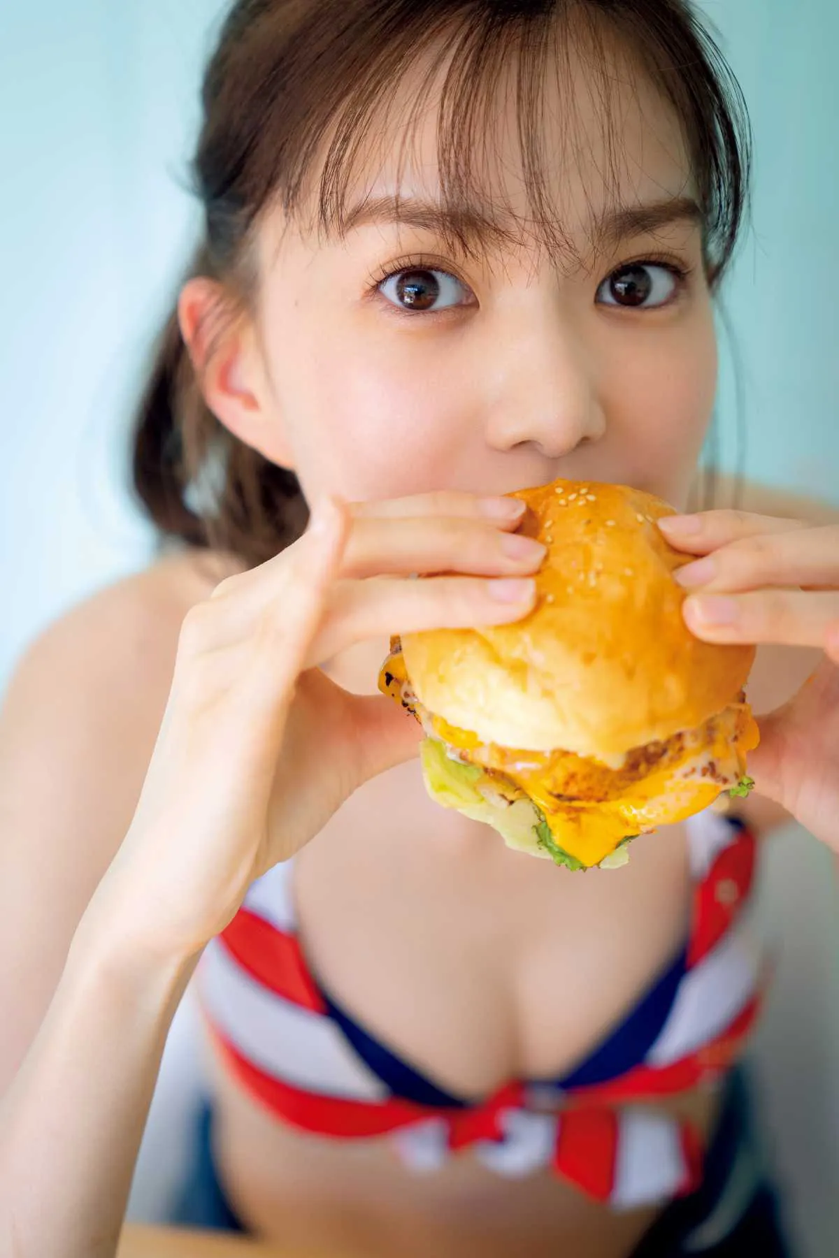 「松平璃子 1st写真集 りこぴ」より