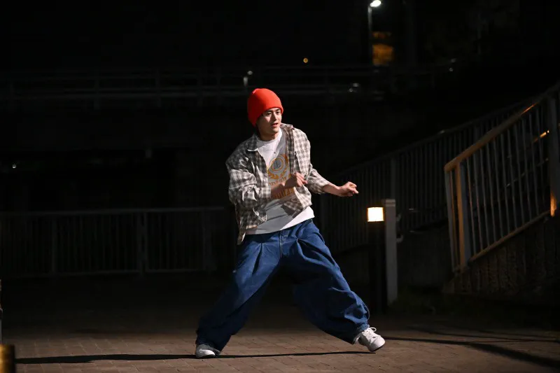 【写真】ストリート系ファッションで踊る姿がかっこいい…！鈴鹿央士