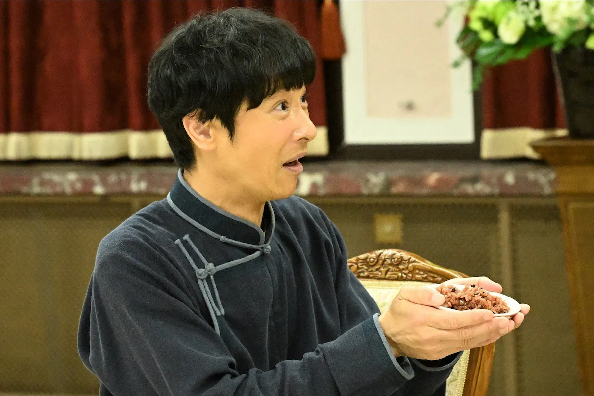 【写真】赤飯のおいしさに驚く乃木(堺雅人)