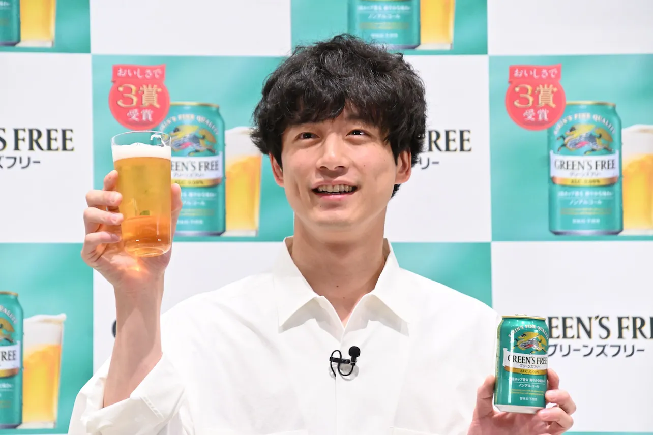 「乾杯！」と言って、おいしそうにキリン グリーンズフリーを飲んだ坂口健太郎