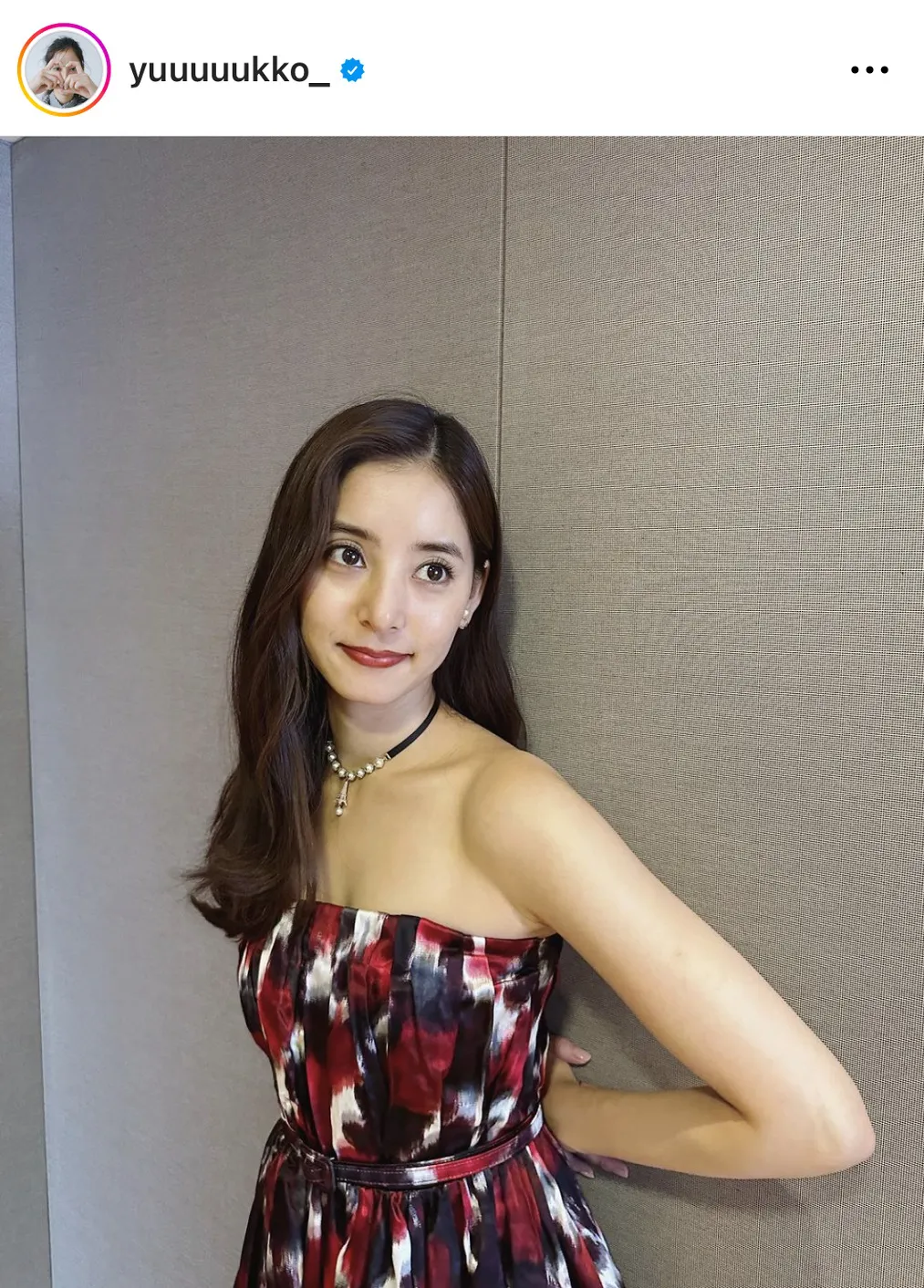 美しいドレスをまとった新木優子