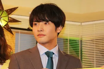 “キメキメ向井君”…赤楚衛二、「パイレオ」看板とのキメ顔オフショットに「立ってるだけで素敵」<こっち向いてよ向井くん>