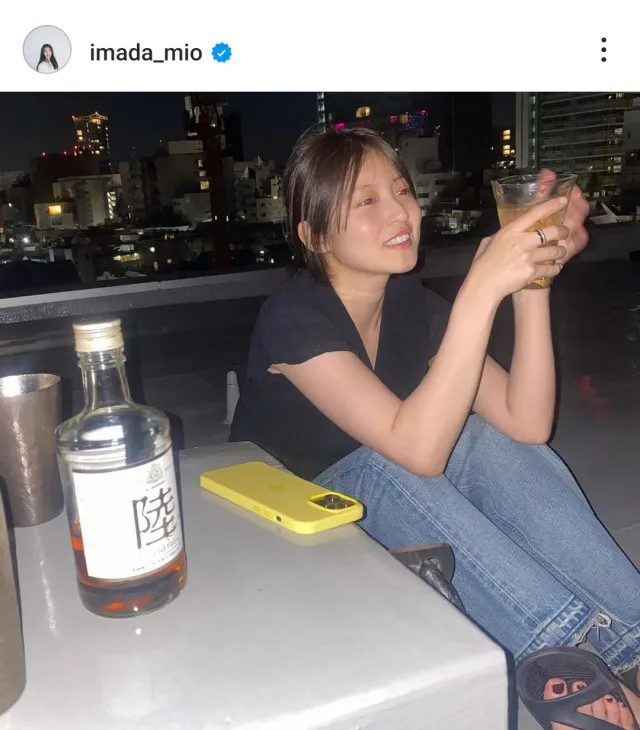 【写真】“ほろ酔い顔もえぐかわいい…”今田美桜、父の日の贈り物と同じウイスキーを飲んだ写真