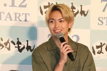 “クシャッ”と笑う綱啓永“浩志”と母・山口香緒里“朋子”、“木戸親子”のオフショットに「最高」の声＜ばらかもん＞