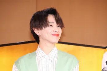 宮世琉弥、生見愛瑠と“はっぴーすポーズ”で笑顔のオフショット公開「身長差に萌え!」「2人ともかわいい」