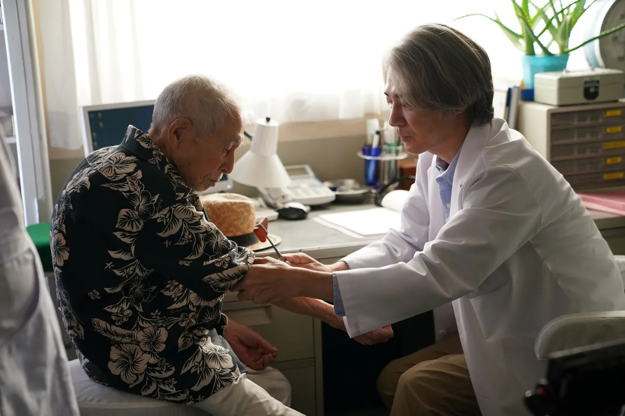 【写真】島民と真摯に向き合うDr.コトーは、穏やかな表情と真剣なまなざしのギャップも魅力の一つ