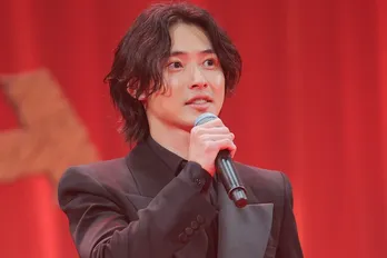 山崎賢人、ビール片手に“破壊力抜群の笑顔”を浮かべるオフショットを公開「最高にかわいい」