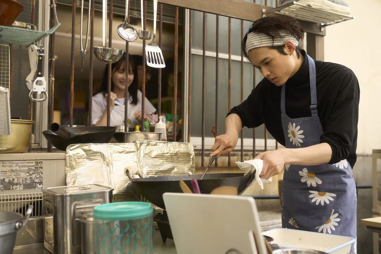 【写真】松村北斗、ヘアバンド姿で料理に挑戦