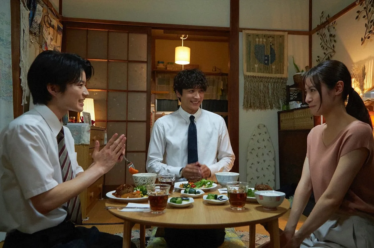 【写真】藤子が手料理を振舞う夕食会で、ニヤニヤが止まらない小関裕太“蒼真”