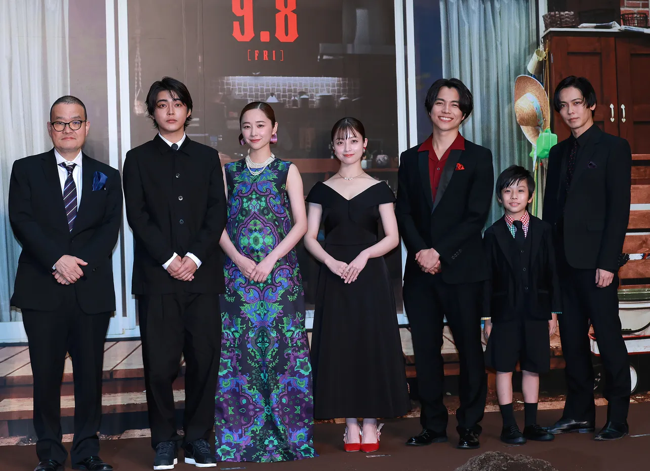 イベントに登場した中田秀夫監督、倉悠貴、堀田真由、橋本環奈、重岡大毅、正垣湊都、猪塚健太(写真左から)