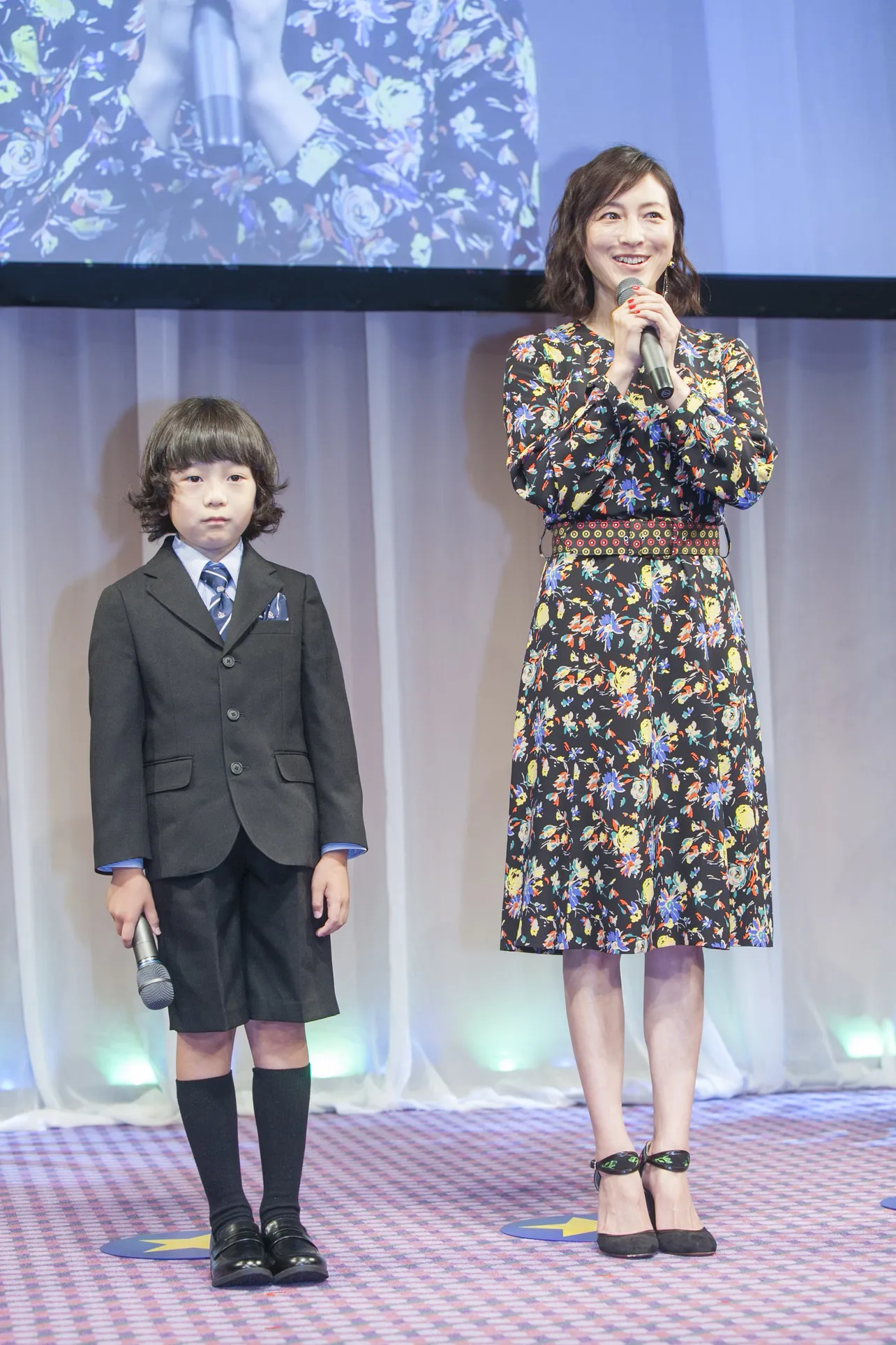 【写真を見る】広末涼子は子役・金成祐里と登場