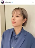 清野菜名、 金髪ショートだった髪が少しアッシュがかったボブスタイルへと変化