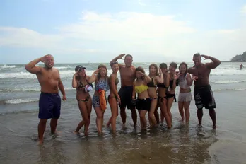 永田裕志、最後の公開練習はビーチ女子と「ゼァッ！」