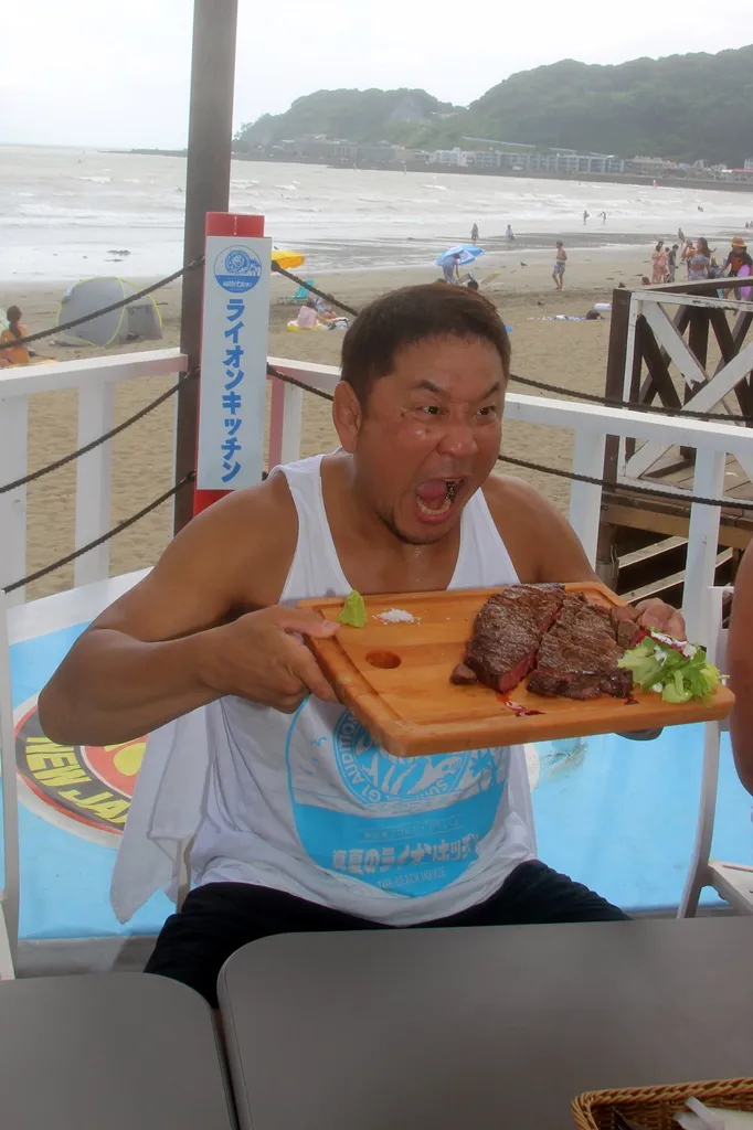 「真夏のライオンキッチン 」の看板メニュー“ステーキタイトルマッチ!!”を前に、永田選手もこの表情
