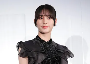 南沙良、黒のベストが似合いすぎるオールブラックコーデに「今日の疲れも消えました」