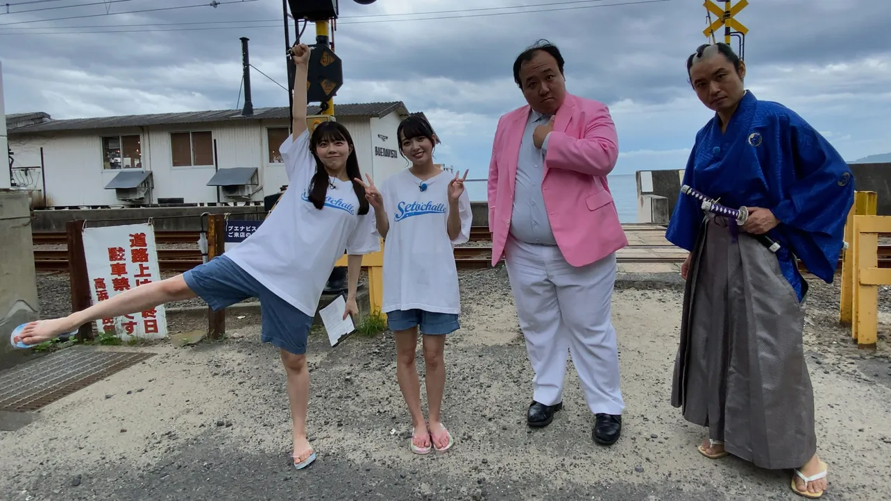 【写真】STU48石田＆工藤、大鶴に緊急ゲストのお侍ちゃんを加え真剣スイカ割り対決