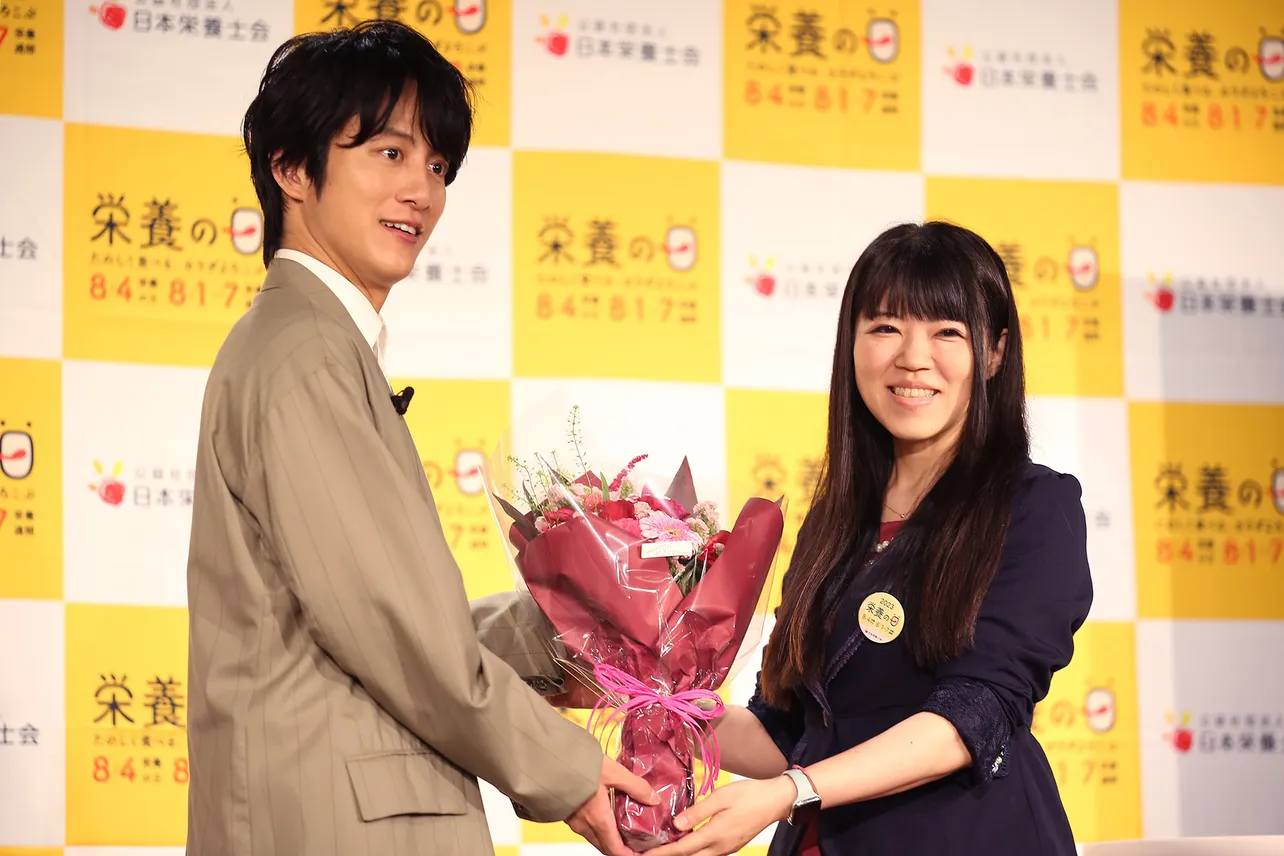 溝端淳平が「『間食レシピ』オブ・ザ・イヤー2023」受賞者に花束を贈った